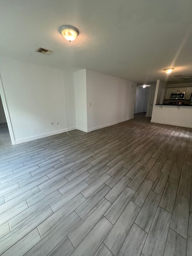 Building Photo - Beautiful 3-bedroom 2 bath single story home in SW Orlando near International Drive