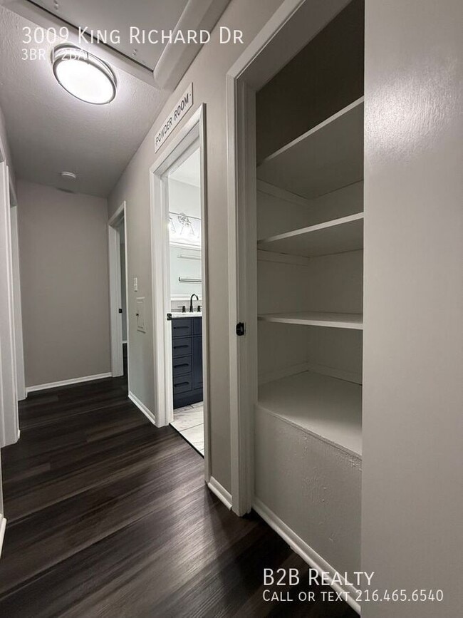 Building Photo - 3009 King Richard Dr