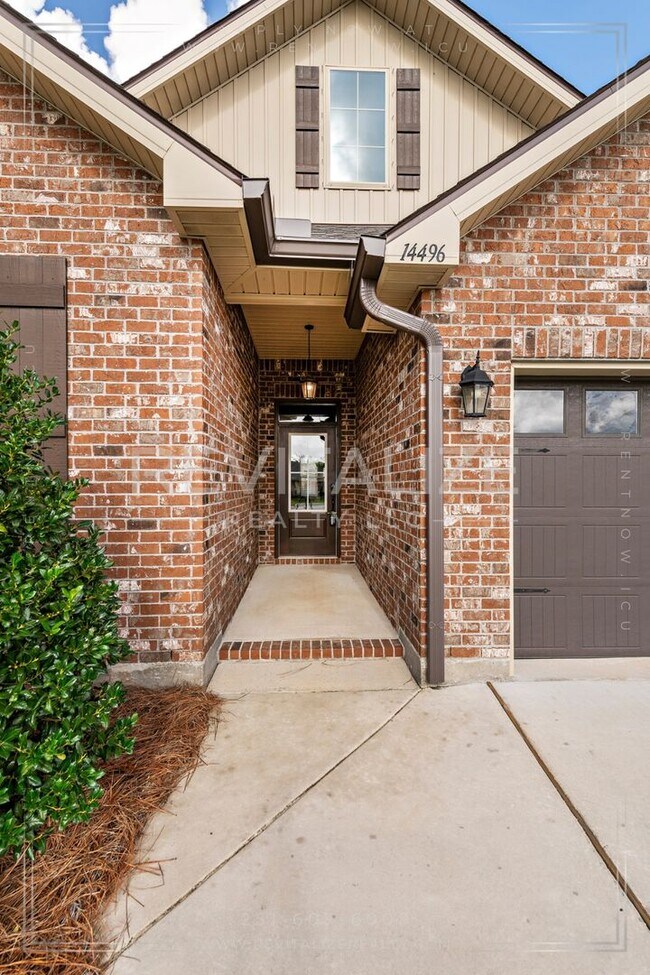 Building Photo - HALF-DEPOSIT SPECIAL! Stunning Luxury Home in Silverhill with Huge Diamond Shaped Backyard!