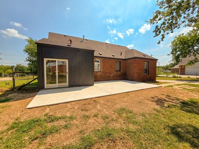 Building Photo - Cute 3 Bedroom Brick home in Shawnee