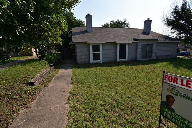 Building Photo - 3-2-1 Duplex Pflugerville