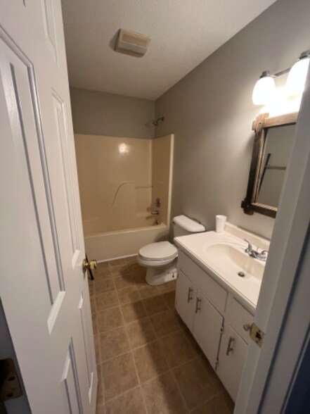 Building Photo - 404 Brookfield Cir