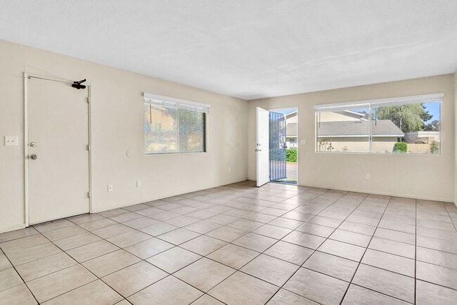 Building Photo - Great three bedroom townhome in UTC!  Avai...