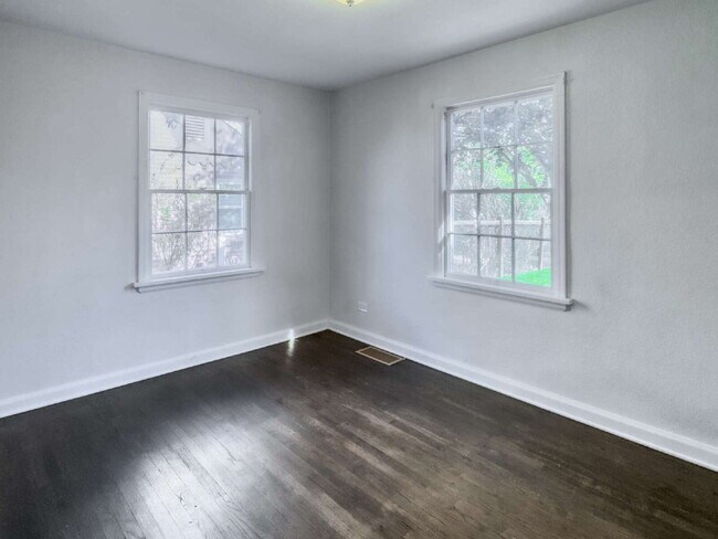 Building Photo - "Spacious 5-Bedroom Gem on Locust Street – 2,053 Sq. Ft. of Comfort in Denver's Heart!"