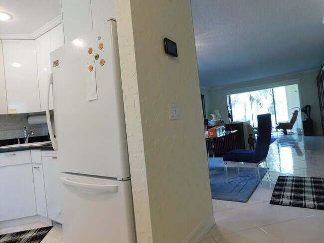 Building Photo - 9285 Vista del Lago