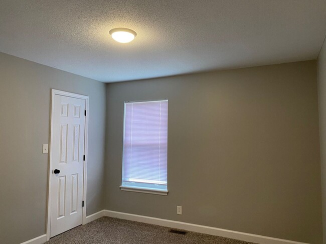Building Photo - Newly remodeled 3 Bdr 2 Bath conveniently ...