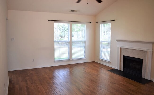 Building Photo - Cute Ranch Style Home - Fenced Yard