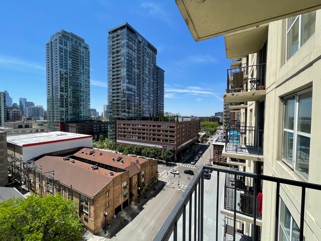 Building Photo - 1212N N La Salle Dr