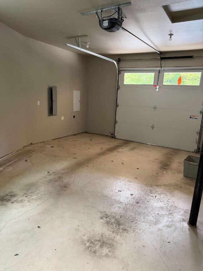 Building Photo - 3 Bed / 2 Bath Single-Family Home in West Linn