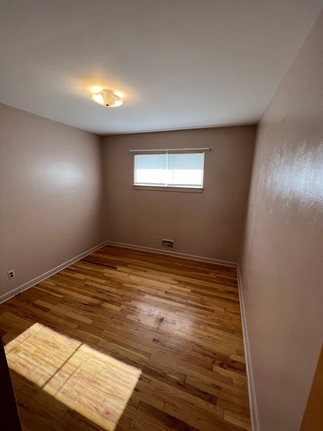 Building Photo - 3 Bed 2 Bath House with Attached 2 Car Garage & Trailer Parking