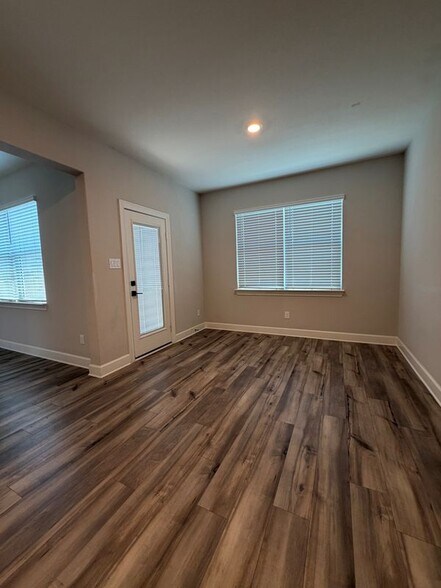 Building Photo - 925 Emerson Dr