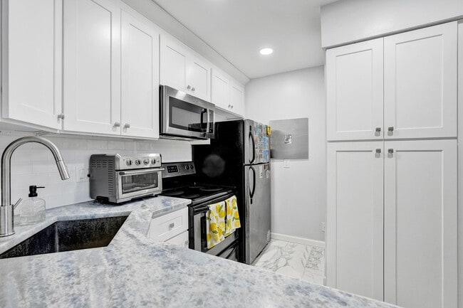 Building Photo - 1008 Green Pine Blvd