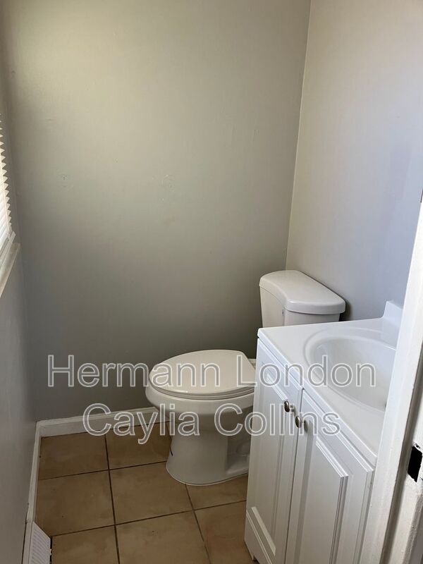 Building Photo - 11016 Saginaw Dr