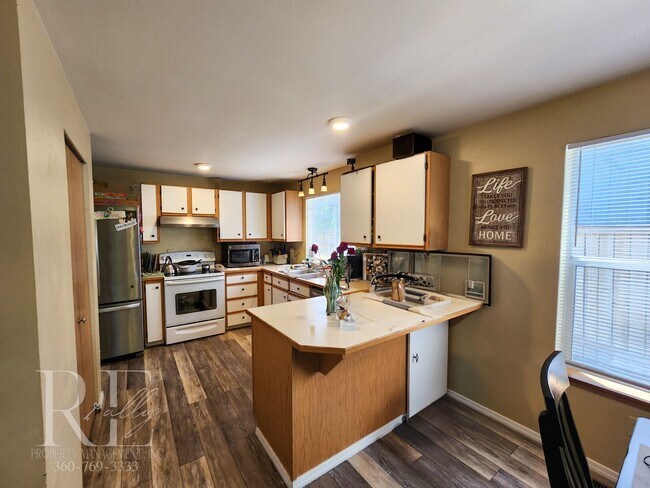 Building Photo - Inviting Vaulted 2-Story