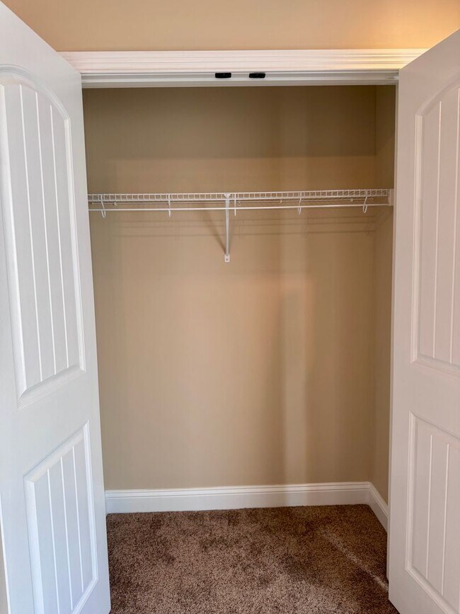 Building Photo - Beautiful Home Located in Farmington Subdivision. 3 Bedrooms, 3.5 baths, Bonus with Wet Bar!