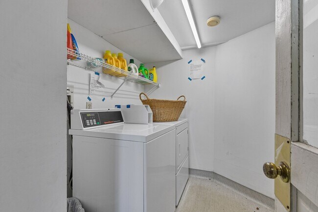 Building Photo - 846 Main St