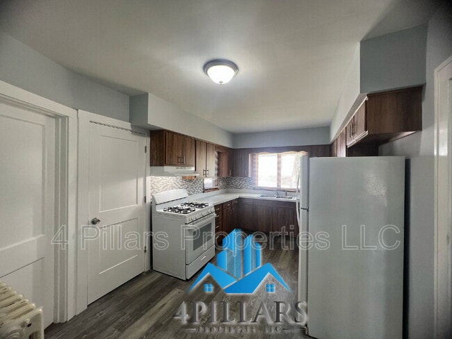 Building Photo - 106 Belden St