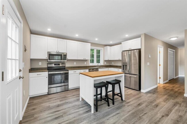 Building Photo - 4 Mill Pond Rd