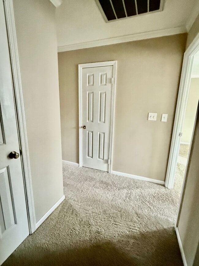 Building Photo - 3BD/2.5BA Brick Townhouse in Washington Commons off of Great Neck! Renovated throughout!