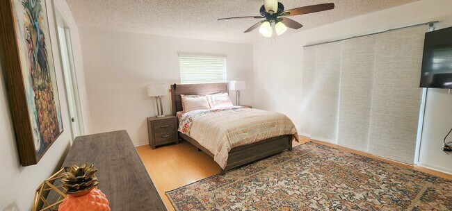 Building Photo - Coming Soon! Beautifully furnished 1 bedroom 1.5 bath condo