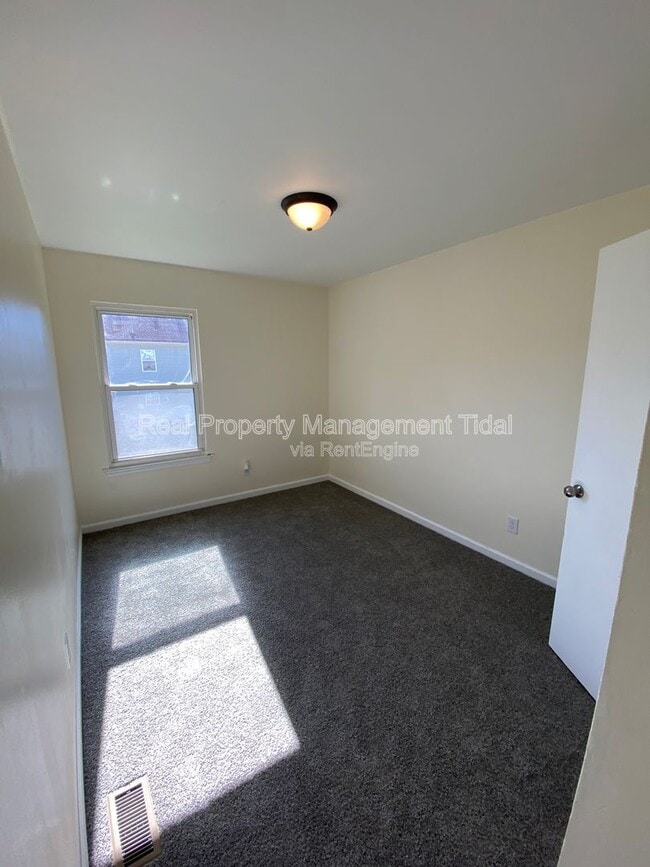 Building Photo - 726 19th St