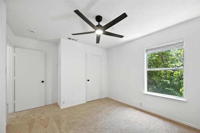 Building Photo - 6218 Everglade Rd