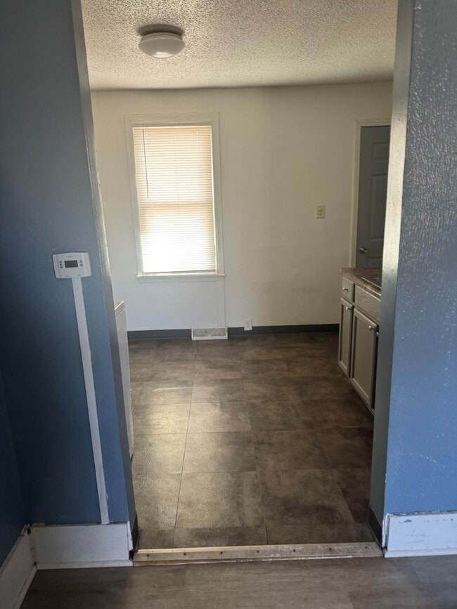 Building Photo - Charming 2-Bedroom House Bettendorf