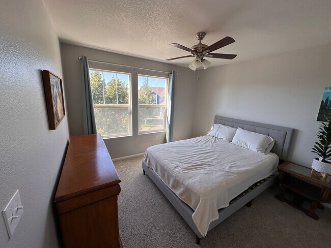 Building Photo - Stunning 3 bed 2.5 ba home for rent at Murphy Creek neighborhood Aurora CO 80018