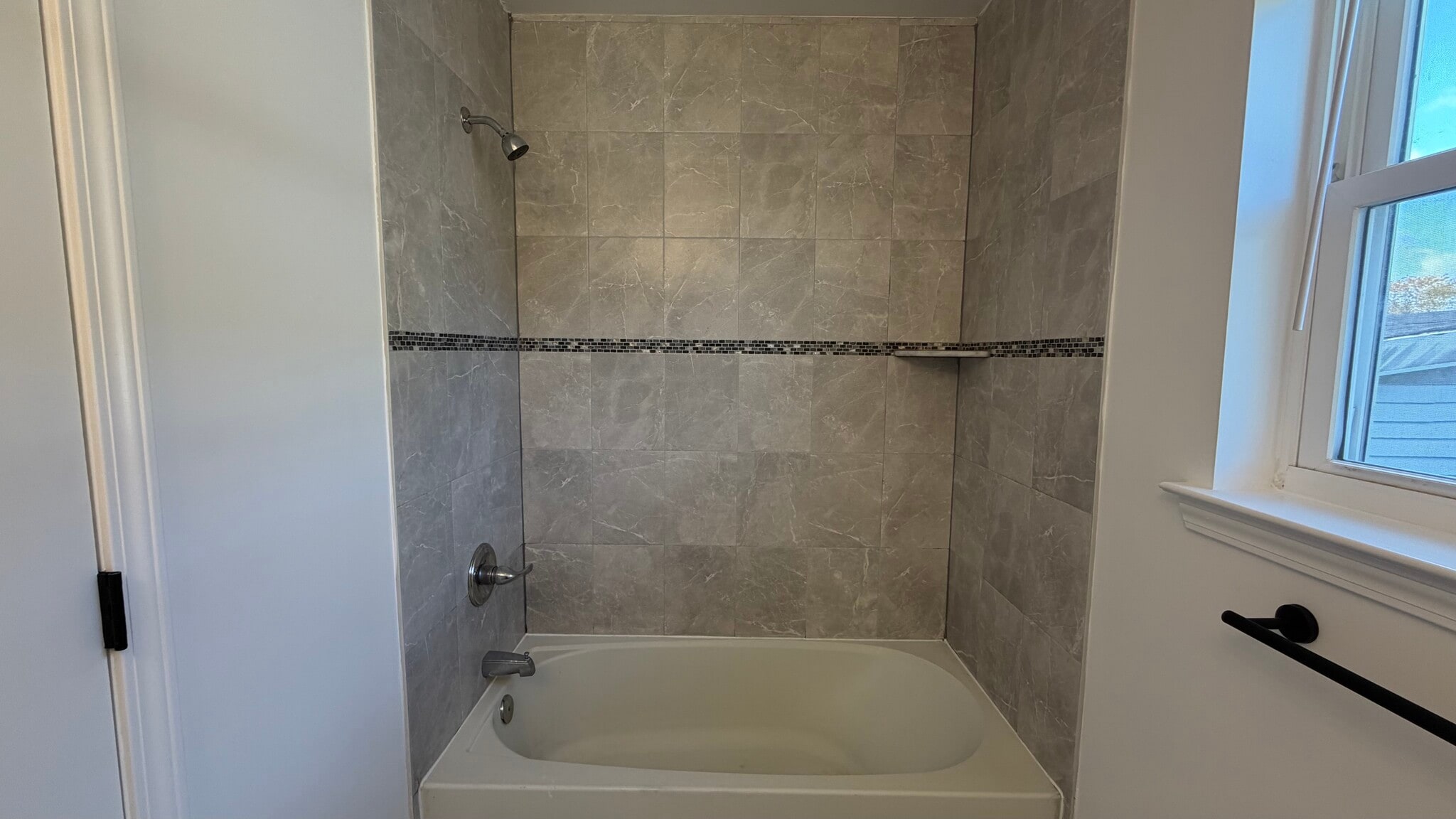 EN-SUITE BATHROOM - 159 Court St