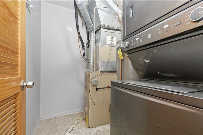 Building Photo - 1431 W 108th St