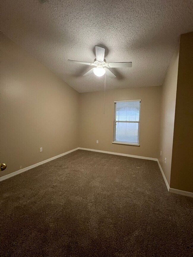 Building Photo - Beautiful 4/2 with 2 Car Garage in the Wek...