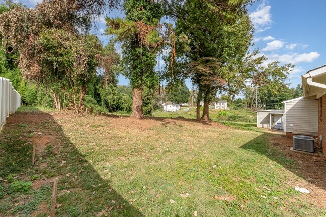 Building Photo - 815 Norwood Dr