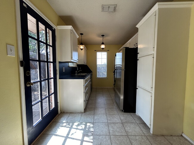 Building Photo - Beautiful House Located On Cul-De-Sac & Do...