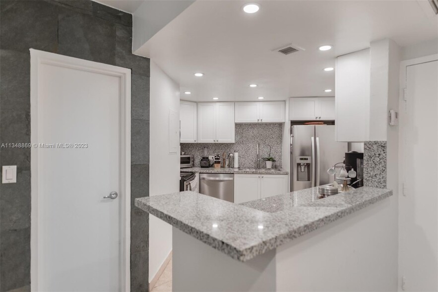 Building Photo - 905 Brickell Bay Dr