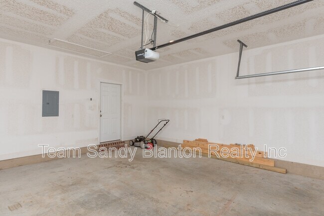 Building Photo - 7584 Burnside Lp