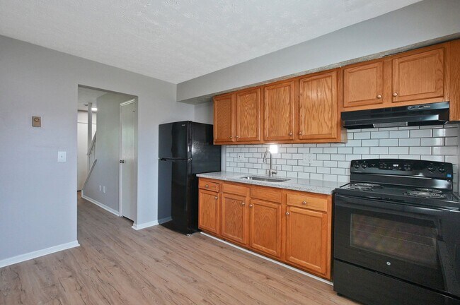Building Photo - 2205 Clarendon Ln