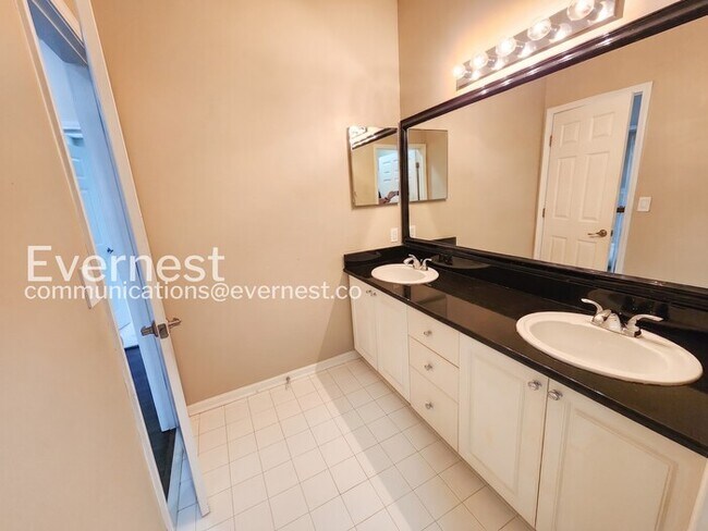 Building Photo - 3 Bed, 2.5 Bath Townhome with Garage / Pet-Friendly / Coming Soon!