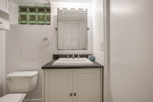 Building Photo - 2509 Crest Ave