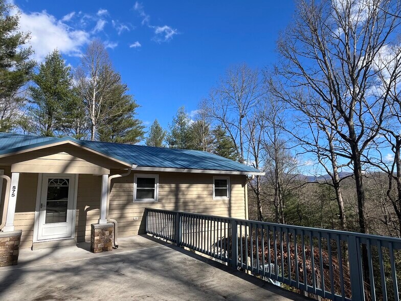 Building Photo - 575 Riverview Heights St