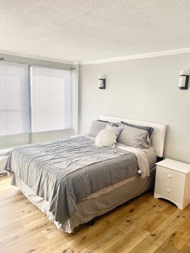 Building Photo - University Towers #301 -$1290/month  FURNISHED studio within walking distance to UTK, Fort Sander...