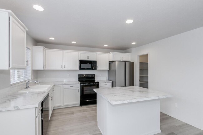 Building Photo - Newer 4 Bed / 2.5 Bath House For Rent _ Pl...