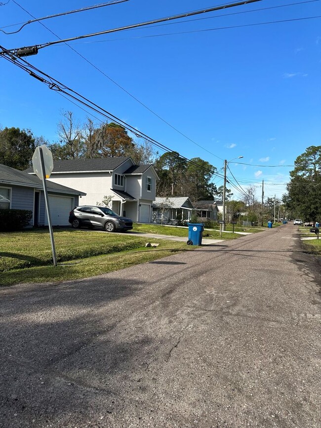 Building Photo - Welcome home to this FULLY RENOVATED 3-bed...