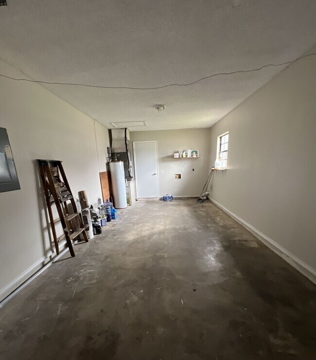 Building Photo - 319 Oak Track Dr