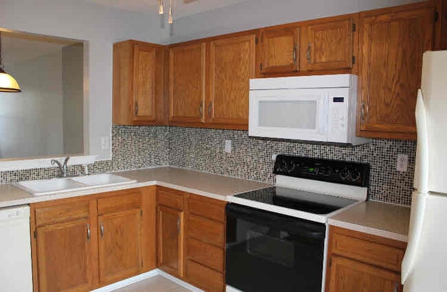 Building Photo - 8259 Golf Ridge Dr