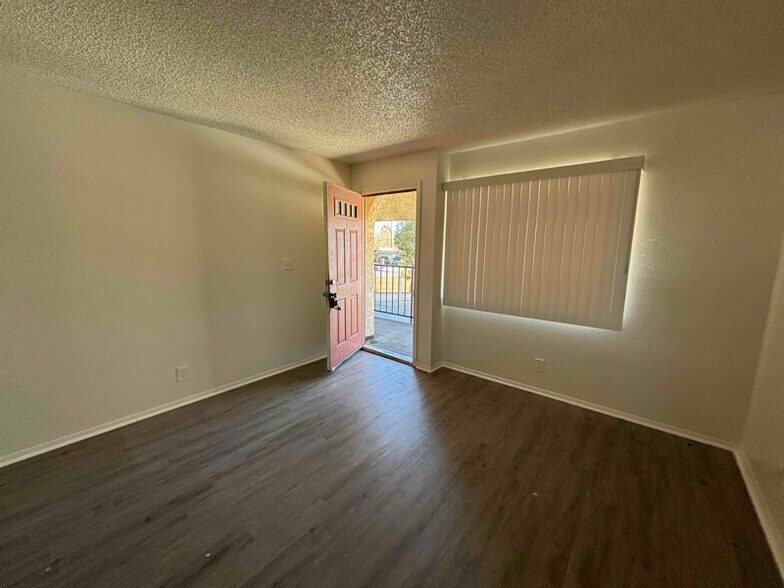 Building Photo - 509 E Ave Q-1