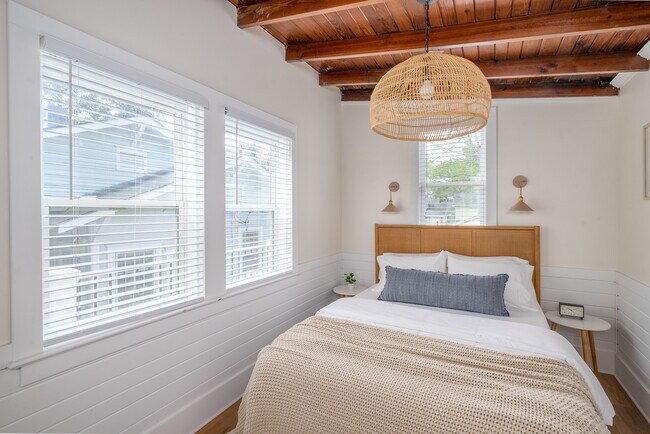 Building Photo - Maupas Newly Renovated Furnished Townhouse
