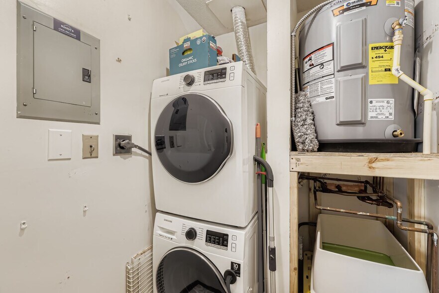 Building Photo - 2250 Ridge Dr