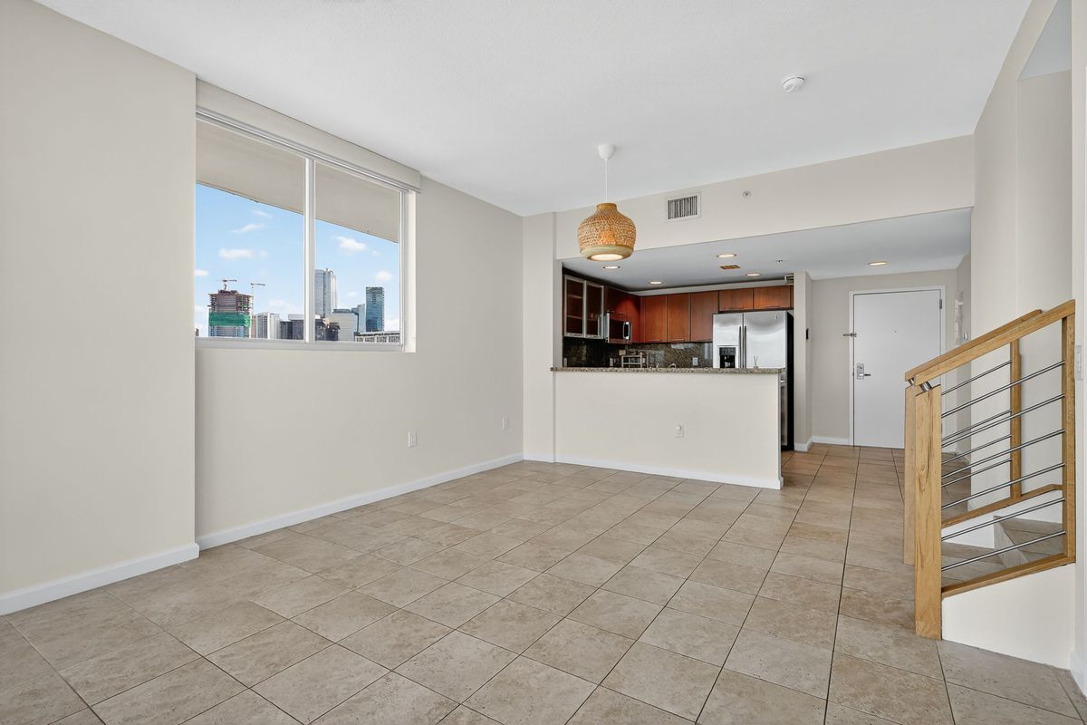 Building Photo - 2021 SW 3rd Ave