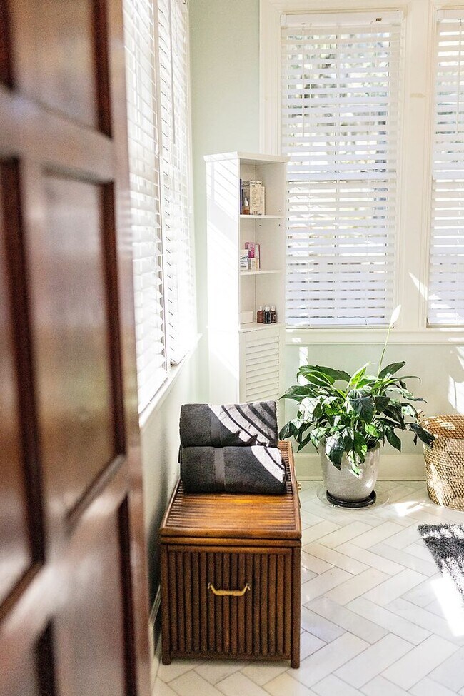 Building Photo - Bull St Bungalow