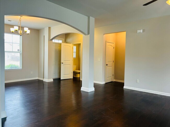 Building Photo - Beautiful 4 bedroom, 2.5 bathroom home In ...